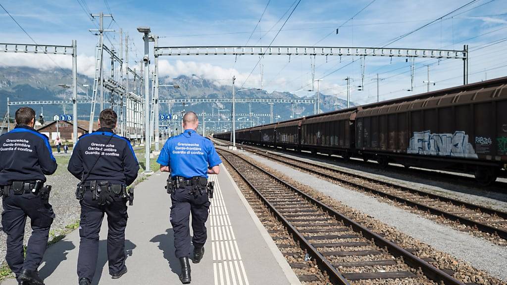 Sich verändernde Migrationsbewegungen an der Grenze sind einer der Gründe, wieso sich die St. Galler Regierung am geplanten Interventionszentrum des Bundes beteiligen will. (Archivbild)