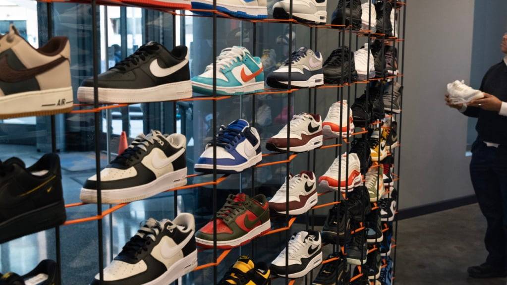 Viele Schweizer Konsumenten kaufen weiterhin munter US-Produkte, wie etwa Turnschuhe von Nike. (Archivbild)