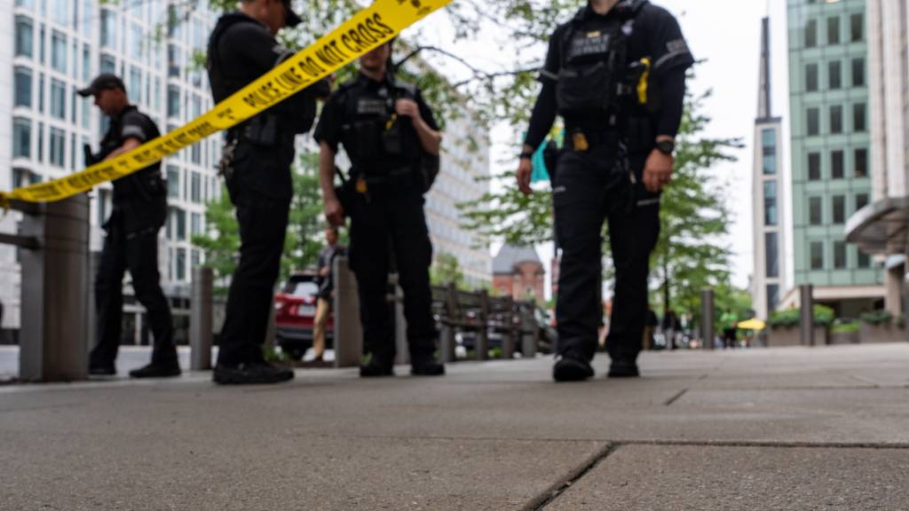 dpatopbilder - Polizisten des US-Geheimdienstes sichern nach Schüssen in unmittelbarer Nähe des Weißen Hauses den Tatort. Foto: Alex Brandon/AP/dpa