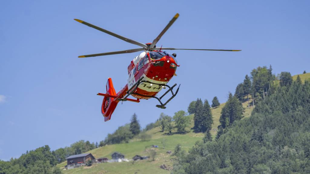 Ein Rettungshelikopter hat den schwer verletzten Motorradfahrer ins Spital gebracht. (Symmbolbild)