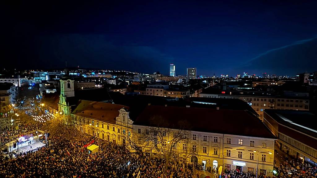 Tausende Menschen haben in der Slowakei gegen die seit Ende Oktober amtierende Regierung des linksnationalen Ministerpräsidenten Fico demonstriert. Foto: Pavol Zachar/TASR via AP/dpa