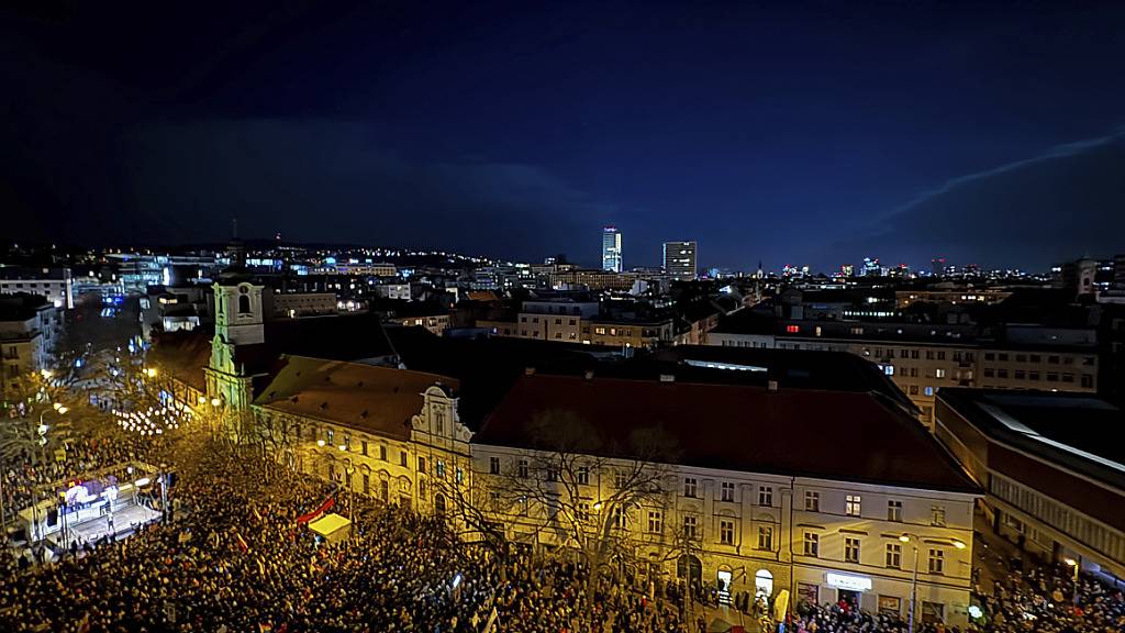 Tausende Menschen haben in der Slowakei gegen die seit Ende Oktober amtierende Regierung des linksnationalen Ministerpräsidenten Fico demonstriert. Foto: Pavol Zachar/TASR via AP/dpa