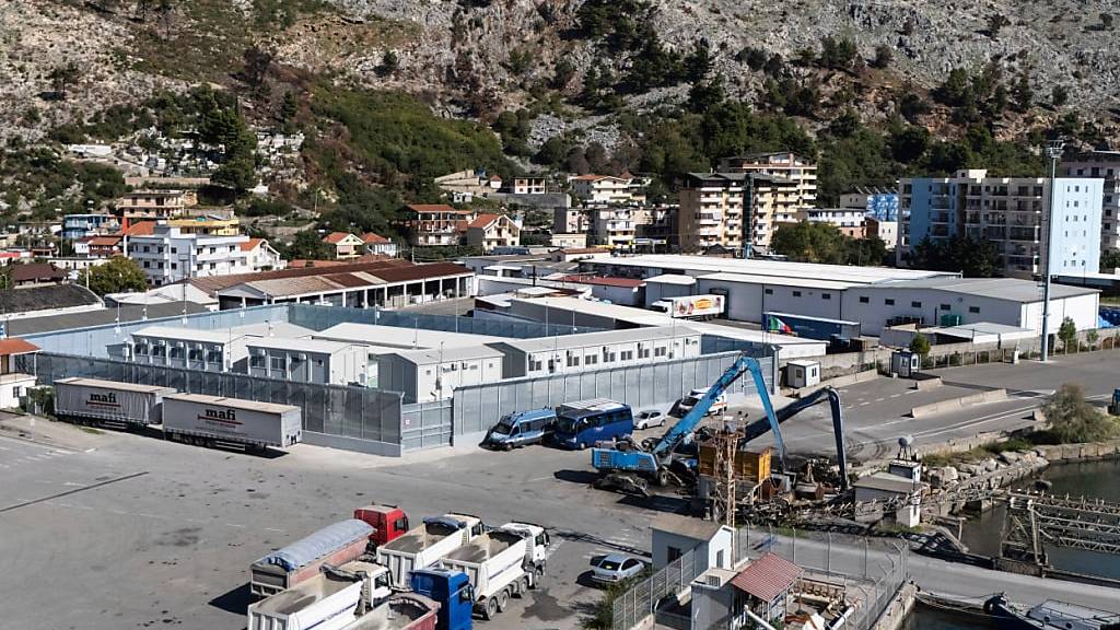 Das Aufnahmezentrum für Migranten im Hafen von Shengjin im Nordwesten Albaniens. Erstmals hat Italien Migranten über die Adria nach Albanien gebracht, wo sie in speziellen Lagern ein Asylverfahren nach italienischem Recht durchlaufen. Foto: Vlasov Sulaj/AP