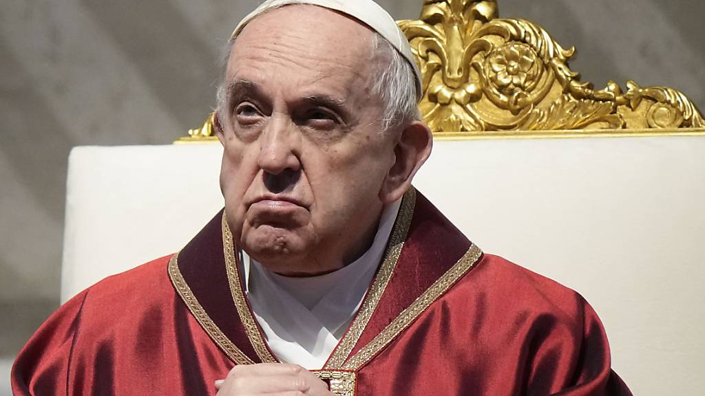 dpatopbilder - Papst Franziskus verfolgt die Messe «In passione Domini» im Petersdom. Foto: Andrew Medichini/AP/dpa