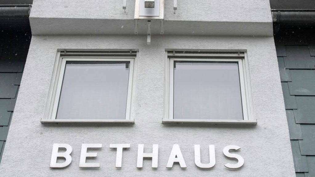 Das Bethaus einer Baptisten-Gemeinde in Frankfurt wurde geschlossen, weil sich nach einem Gottesdienst in der Kirchengemeinde mehr als 40 Menschen mit dem Coronavirus infiziert haben.