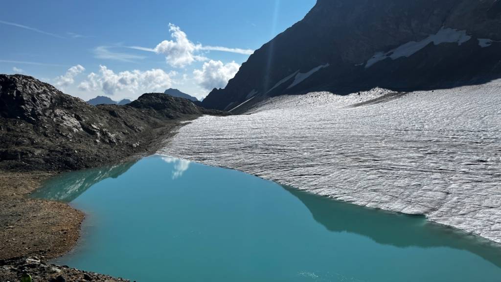 Um die Gefahr zu dämmen, überwacht eine Überwachungsanlage den Gletschersee Calderas. Im Bild der See vor der Installation der Anlage.