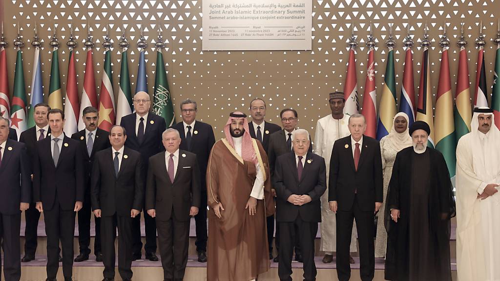 HANDOUT - Ein Sondergipfel zur Lage in Gaza: Mehrere Staatschefs arabischer und islamischer Staaten treffen sich in Riad in Saudi-Arabien. Foto: -/Office of the Palestinian President/dpa - ACHTUNG: Nur zur redaktionellen Verwendung und nur mit vollständiger Nennung des vorstehenden Credits
