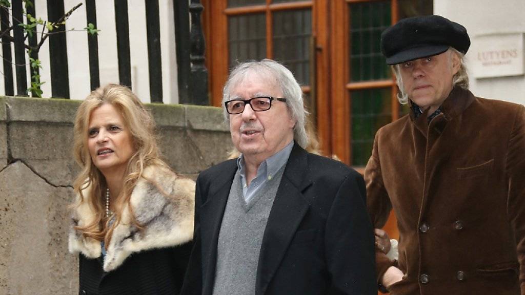 Bill Wyman (79, in der Mitte zwischen Suzanne Accosta und Bob Geldof) letzten Samstag auf der Hochzeit von Rupert Murdoch und Jerry Hall. Bei ihm wurde Prostatakrebs entdeckt, doch die Ärzte rechnen mit seiner vollständigen Genesung (Archiv).