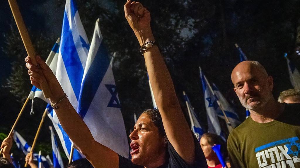 Menschen protestieren in Tel Aviv gegen die Pläne der Regierung von Premierminister Netanjahu, das Justizsystem zu reformieren. Foto: Orit Ben-Ezzer/ZUMA Press Wire/dpa