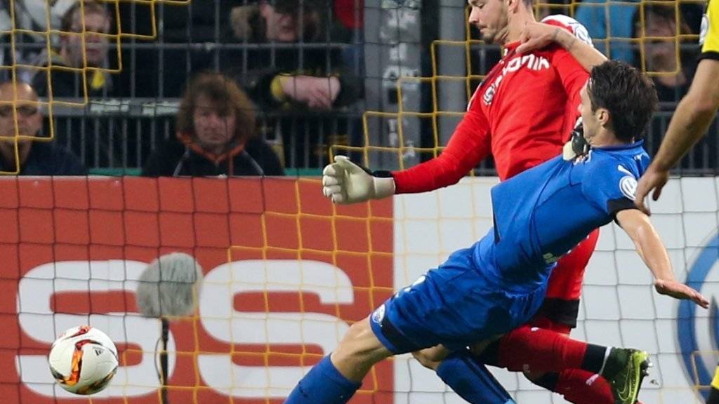 Paderborns Srdjan Lakic schiebt nach einem Fehler von Dortmunds Goalie Roman Bürki zur 1:0-Führung für Paderborn ein.