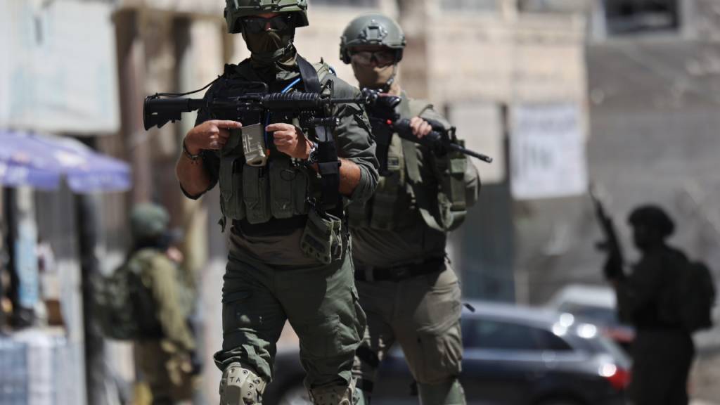 ARCHIV - Angehörige der israelischen Streitkräfte kontrollieren während einer Militärrazzia in der Stadt Anata im Westjordanland eine Straße. Foto: Jamal Awad/dpa