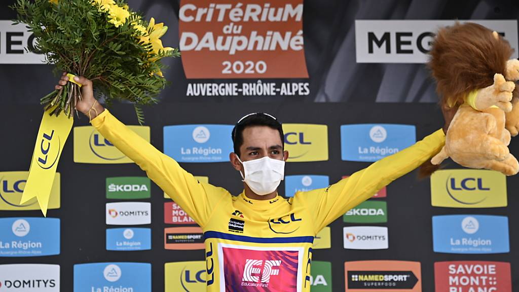 Daniel Martinez feiert seinen Gesamtsieg an der Tour-de-France-Generalprobe