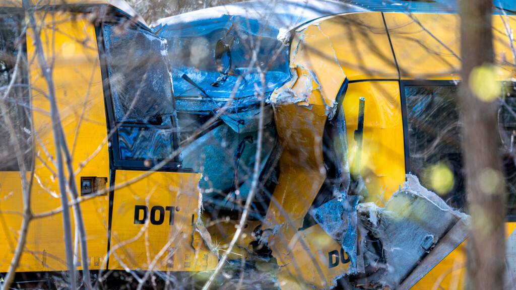 Zwei Züge sind am Morgen auf der Bahnstrecke zwischen Hillerød und Kagerup, nördlich von Kopenhagen, zusammengestoßen. Foto: Steven Knap/Ritzau Scanpix Foto via AP/dpa - ACHTUNG: Nur zur redaktionellen Verwendung und nur mit vollständiger Nennung des vorstehenden Credits