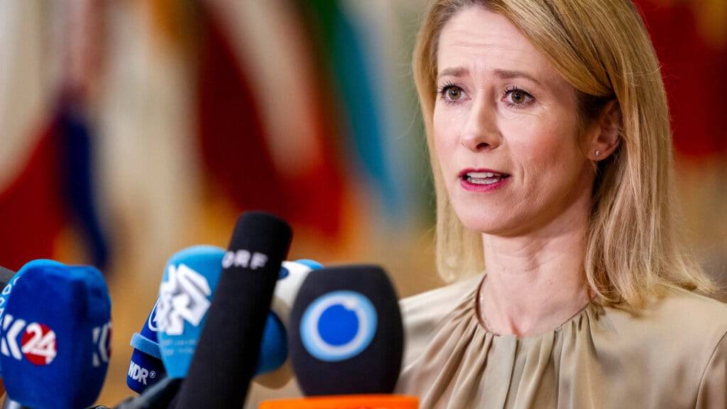 Kaja Kallas, EU-Außenbeauftragte, spricht zu den Medien, als sie im Gebäude des Europäischen Rates in Brüssel zu einer Sitzung eintrifft. Foto: Geert Vanden Wijngaert/AP/dpa