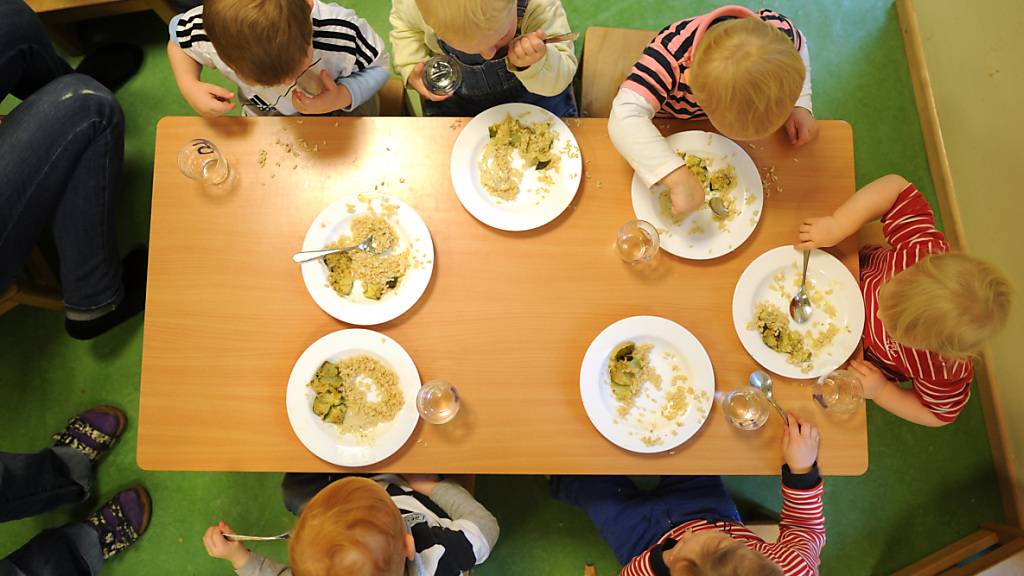 Die Stadt Luzern prüft eine Ausweitung der Kinderbetreuung während den Schulferien von 11 auf 12 Wochen. (Symbolbild)