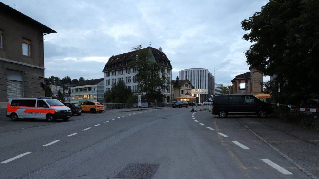 Der 39-jährige Elektro-Trottinett-Fahrer stürzte auf der Güterbahnhofstrasse in St. Gallen und zog sich Verletzungen am Kopf und an den Händen zu.