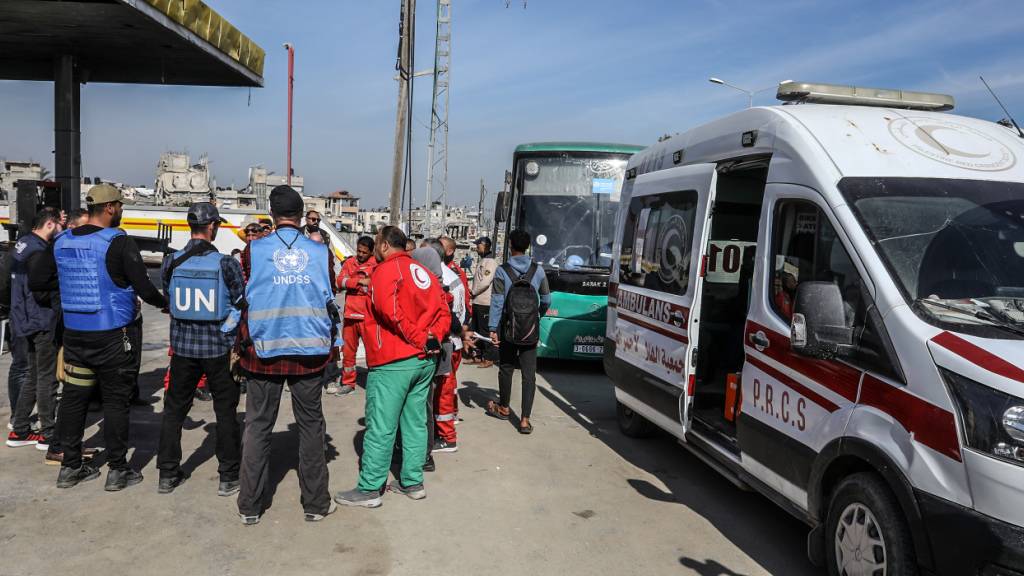 ARCHIV - Mitarbeiter der Weltgesundheitsorganisation (WHO) koordinieren die Einreise von Krankenwagen des Roten Halbmonds (Archivbild). Foto: Abed Rahim Khatib/dpa