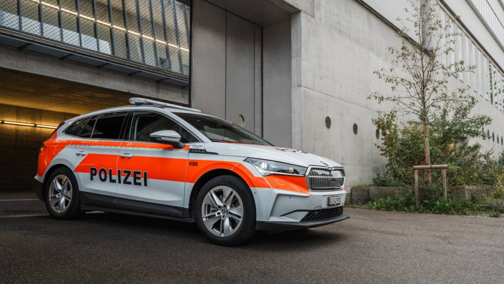 Die St. Galler Stadtpolizei rückte am Sonntagabend wegen eines Unfalls bei einem Eishockeyspiel aus. (Symbolbild)