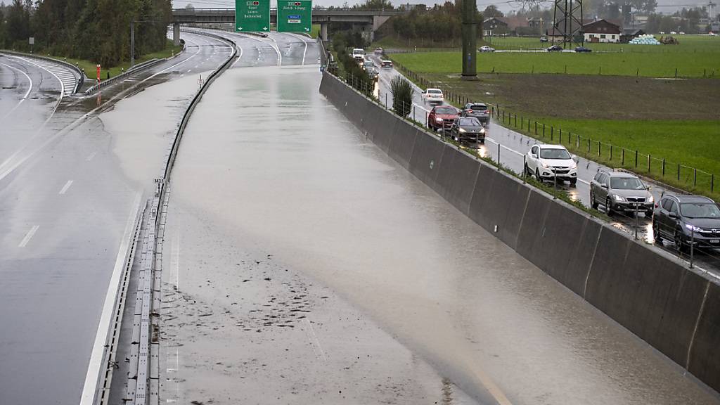Geflutete Autobahn in Uri: Der Kanton braucht für seine Hochwasserschutzmassnahmen mehr Geld. (Archivbild)