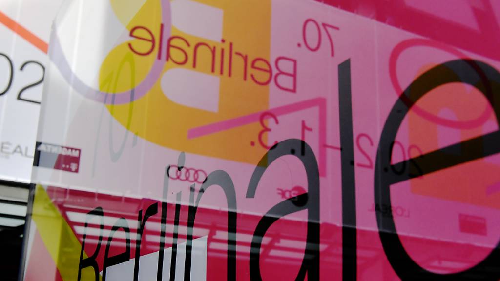 ARCHIV - Ein Werbeplakat der Berlinale spiegelt sich in einer Glasvitrine. Die Berlinale plant nach eigenen Angaben keine Terminverlegung für das Jahr 2021. Foto: Paul Zinken/dpa