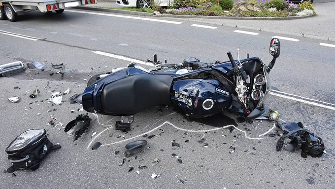 Motorradfahrer verletzt sich bei Autokollision schwer