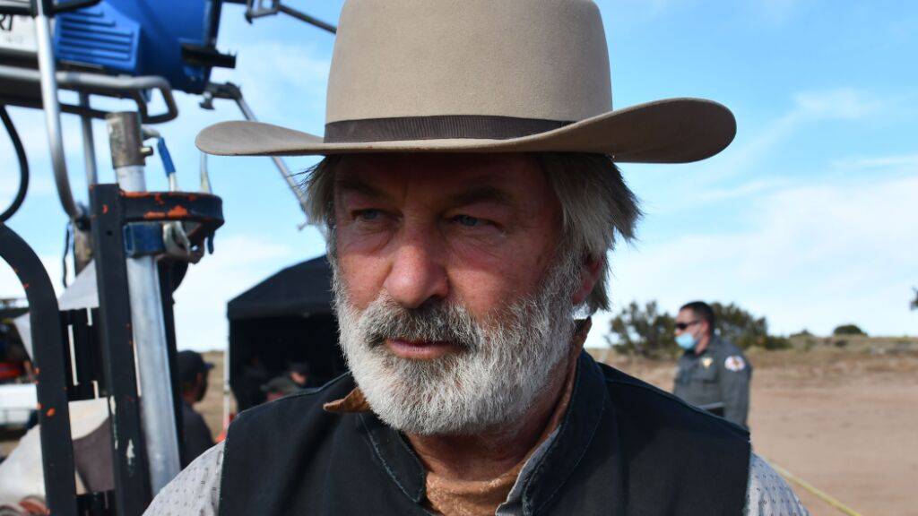 HANDOUT - Alec Baldwin am Set in seinem Kostüm für den Film ‹Rust›. Das Büro des Sheriffs von Santa Fe County hat Fotos von den Ermittlungen zu den tödlichen Schüssen auf die Kameramannin Halyna Hutchins am Set des Films «Rust» veröffentlicht. Foto: Santa Fe County Sheriff's Office/ZUMA Press Wire Service/dpa