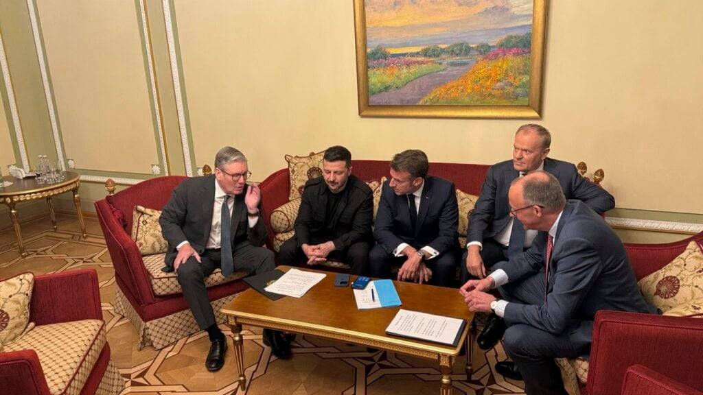dpatopbilder - HANDOUT - Keir Starmer, Wolodymyr Selenskyj, Emmanuel Macron, Donald Tusk und Friedrich Merz in Kiew. Foto: -/Ministry of Foreign Affairs of Ukraine via AP/dpa - ACHTUNG: Nur zur redaktionellen Verwendung (bis zum Datum) im Zusammenhang mit einer Berichterstattung über den Film und nur mit vollständiger Nennung des vorstehenden Credits