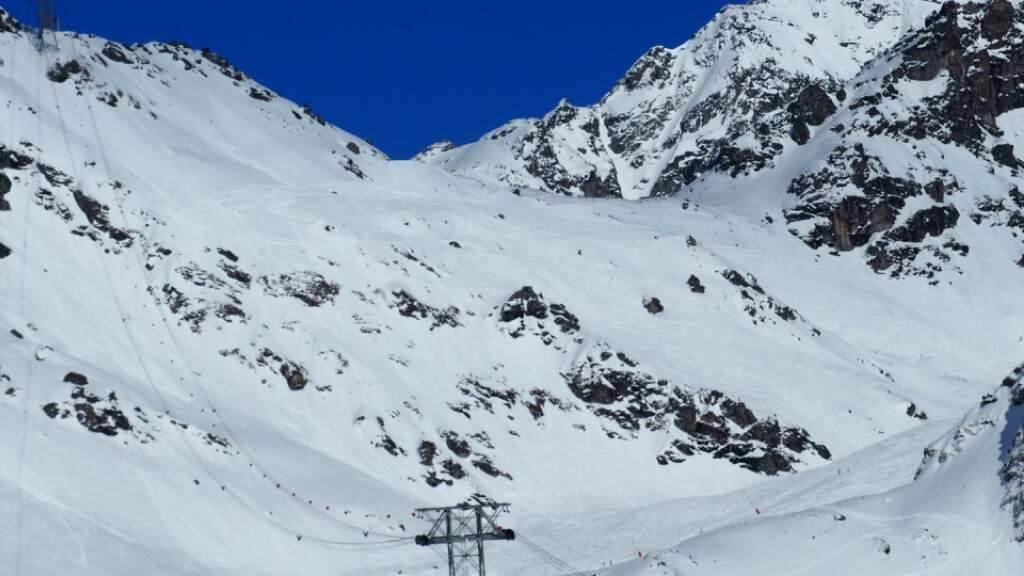 Ausserhalb der markierten Pisten im Skigebiet von Verbier VS ist am Dienstag ein Snowboarder tödlich verunglückt.