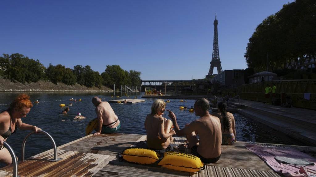 Seit langem wollten die Pariser wieder in der Seine schwimmen. Aber es gab Sorge um die Wasserqualität. Die drei im Juli eröffneten Freibäder kommen nun aber richtig gut an. (Archivbild)