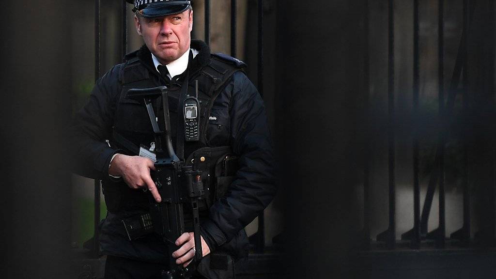 Ein Polizist bewacht dem Zugang zum britiscen Parlament in London. Nach dem Anschlag vom Mittwoch haben die Ermittlungsbehörden die Mehrzahl der im Nachgang der Tat verhafteten Personen wieder auf freie Fuss gesett. (Archvibild)