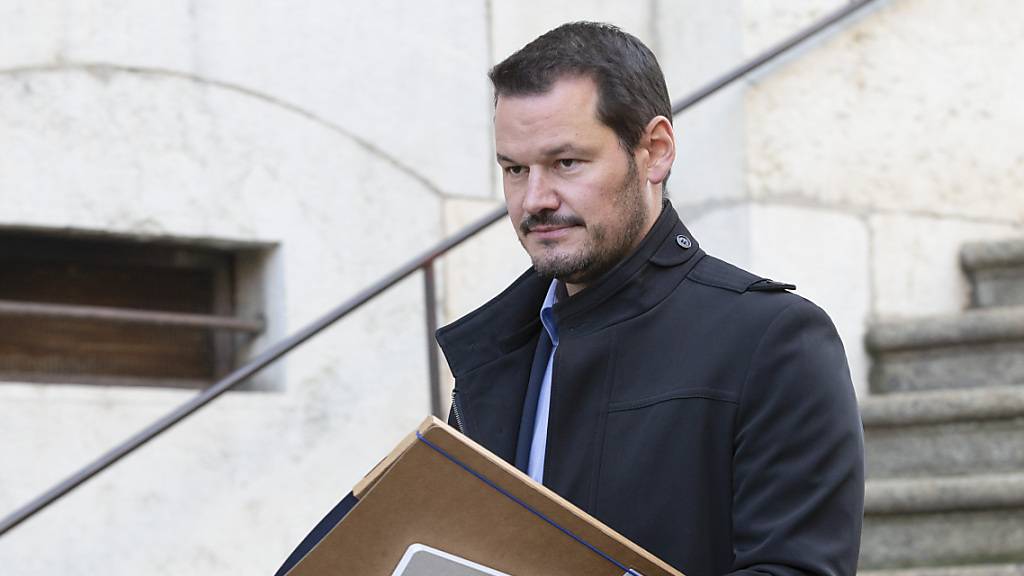 Pierre Maudet verlässt das Berufungsgericht in Genf. Seine Anwälte fordern einen Freispruch für den ehemaligen Staatsrat.