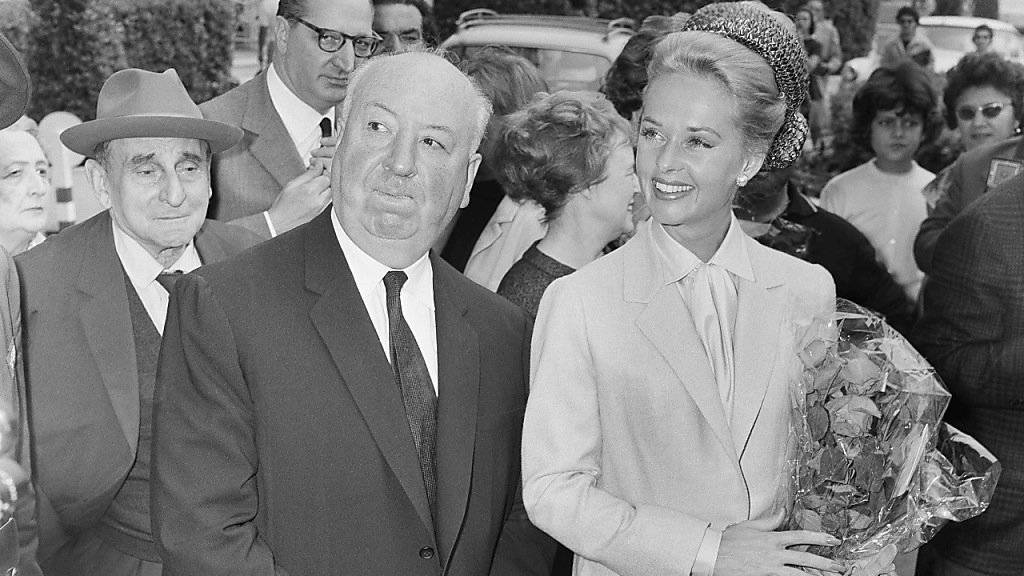 Alfred Hitchcock (l) 1963 neben der Schauspielerin Tippi Hedren («Die Vögel») in Cannes. In ihrer neuen Autobiografie schildert Hedren ausführlicher als früher die sexuellen Übergriffe Hitchcocks.