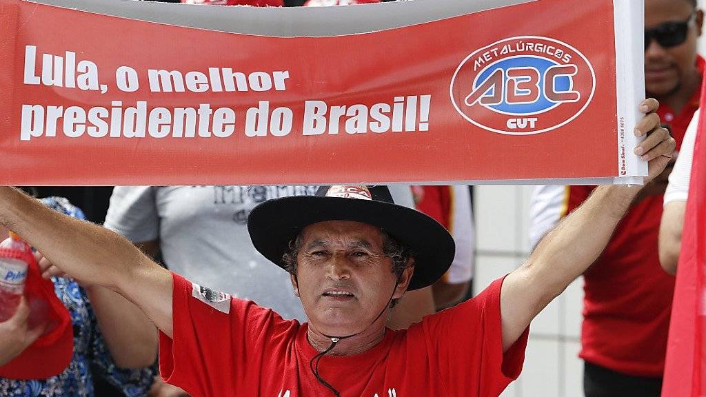 «Lula, der beste Präsident Brasiliens» steht auf dem Transparent, das dieser Mann in São Paulo hochhält: Der unter Druck stehende ehemalige Staatschef will erneut für das Präsidentenamt kandidieren.