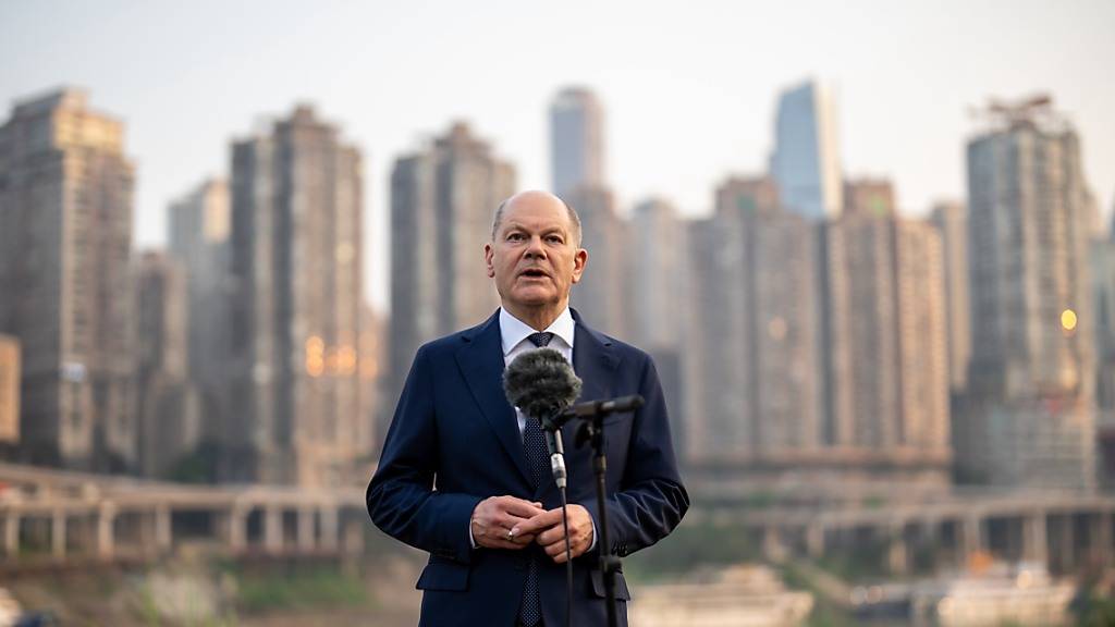Deutschlands Bundeskanzler Olaf Scholz (SPD) spricht bei einem Statement zur Situation in Israel und zur Reise durch China. Foto: Michael Kappeler/dpa