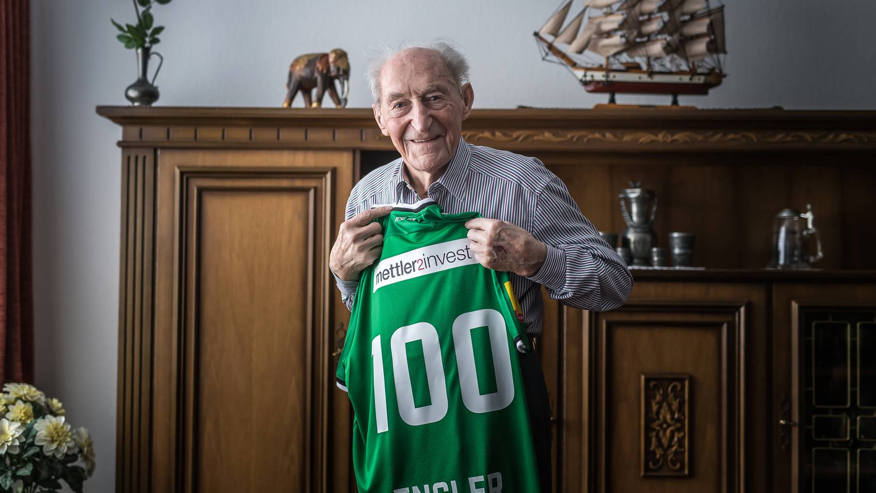 Zum 100. Geburtstag erhielt Röbi Engler vom FC St.Gallen ein Trikot mit der Nummer 100 und seinem Namen.