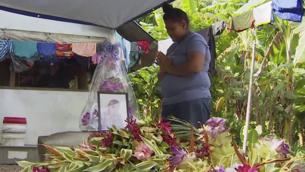 Eine Frau in Apia, Samoa, trauert um ihr an Masern gestorbenes Kind. (Archiv)