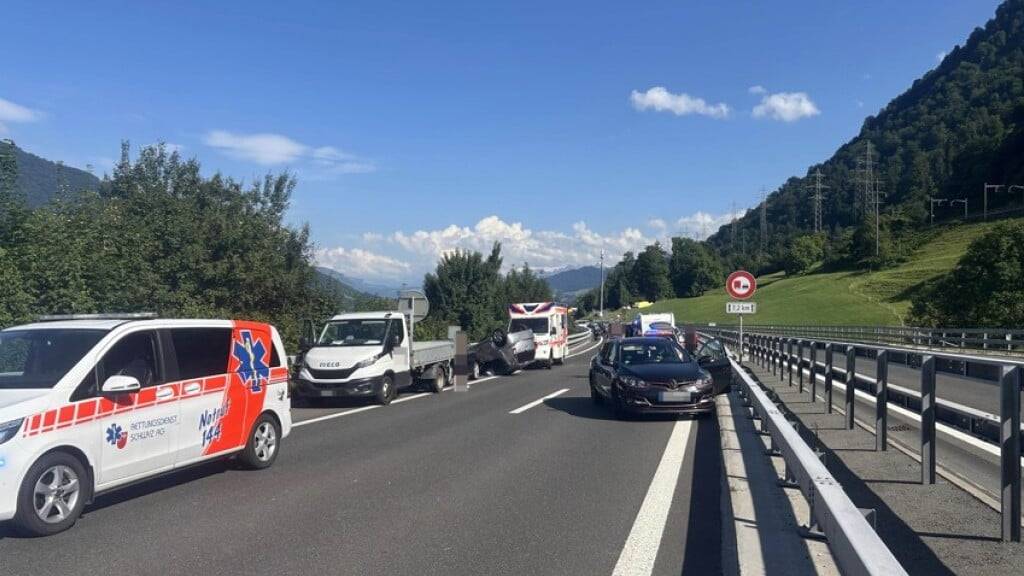 Die Autobahn war wegen des Unfalls vorübergehend vollständig gesperrt. ACHTUNG REDAKTIONEN: BILD VON DER QUELLE DIGITAL BEARBEITET, UM NUMMERNSCHILDER UNKENNTLICH ZU MACHEN