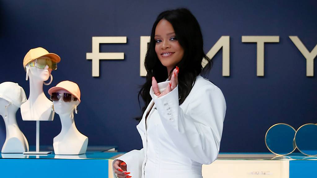 Rihanna stellte die erste Kollektion ihres Modelabels «Fenty» 2019 in Paris vor. Foto: Francois Mori/AP/dpa
