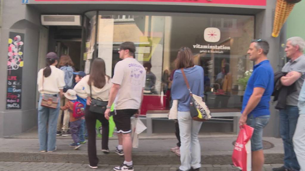 Grosser Ansturm: Beliebte Gelateria zieht massenhaft Leute an