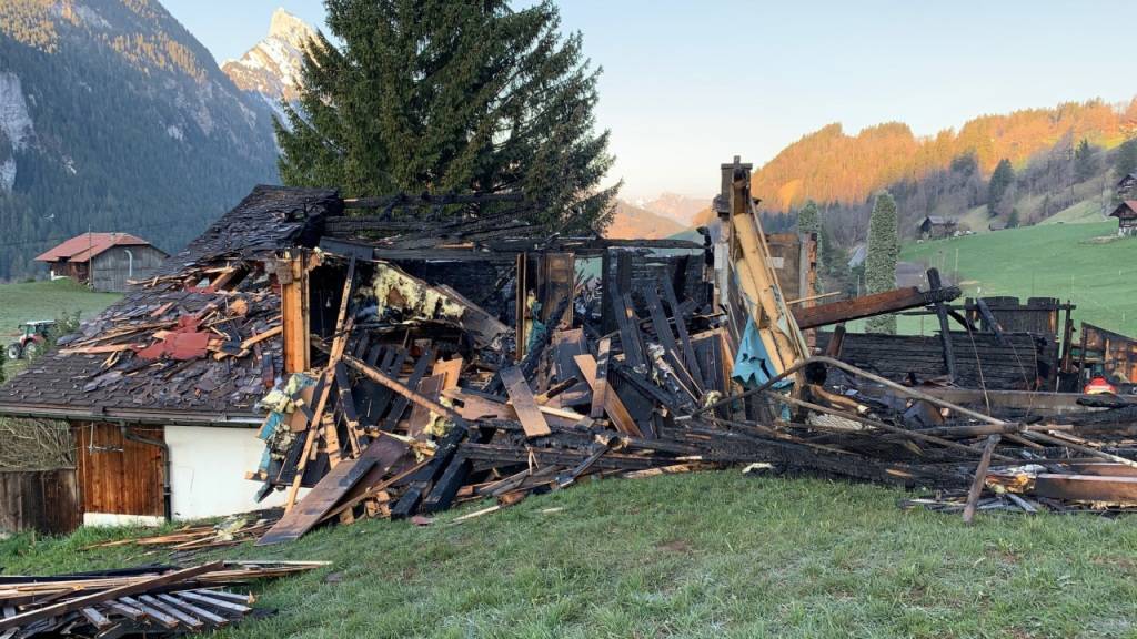 Das Haus in Saanen im Berner Oberland ist nach dem Brand nicht mehr bewohnbar.