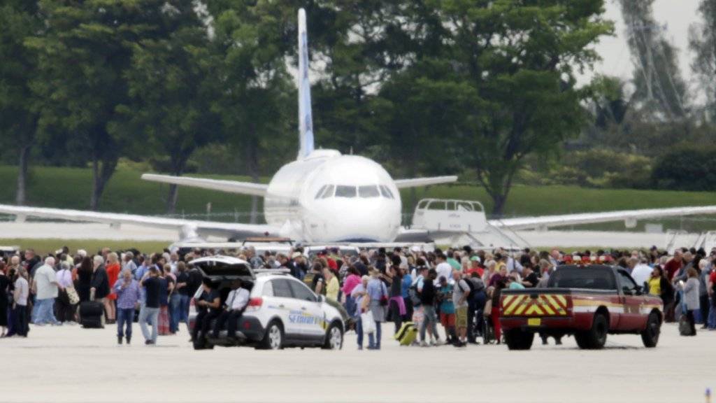 Auf dem Flughafen von Fort Lauderdale wurden hunderte Passagiere auf dem Rollfeld in Sicherheit gebracht, nachdem ein Mann um sich geschossen und fünf Menschen getötet hat.