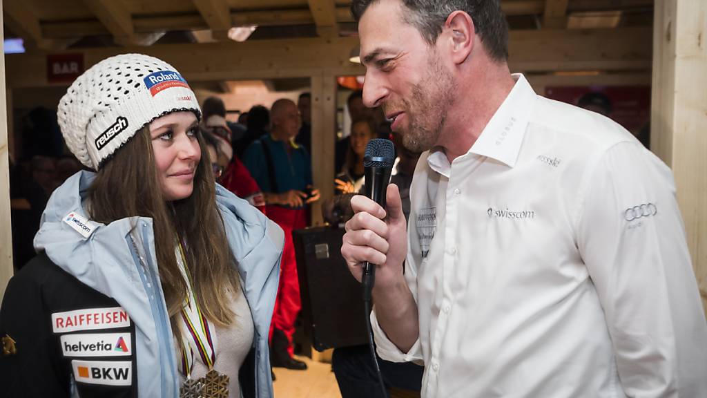 Markus Wolf, damals CEO von Swiss-Ski, interviewt im Februar 2019 im House of Switzerland an der WM in Are die zweifache Medaillengewinnerin Corinne Suter