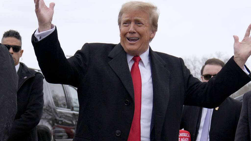 dpatopbilder - Donald Trump, der republikanische Präsidentschaftsbewerber und ehemalige Präsident,  begrüßt seine Anhänger bei seiner Ankunft zu einer Wahlkampfveranstaltung. Foto: Matt Rourke/AP/dpa
