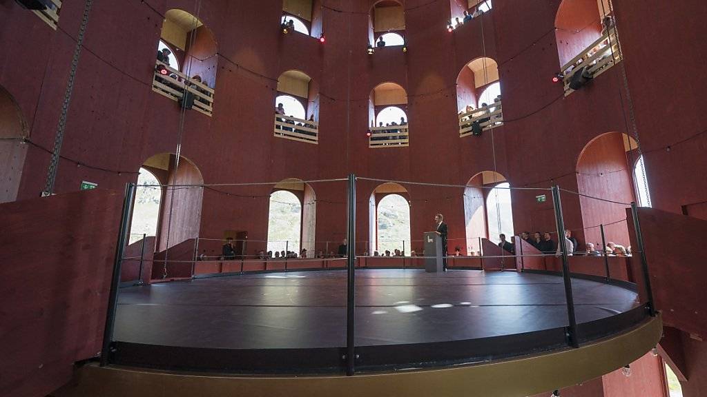 Schwebende Bühne in babylonischem Turm: Das bündnerische Kulturfestival Origen hat auf dem Julierpass ein ungesehenes Theaterbauwerk feierlich eröffnet.