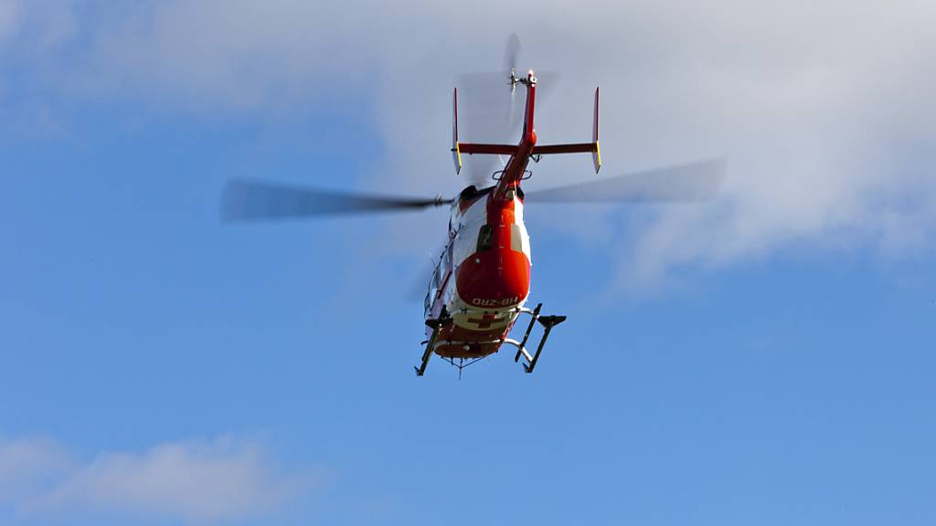 Ein Rega-Helikopter brachte den schwerverletzten Velofahrer in ein Spital. (Symbolbild)