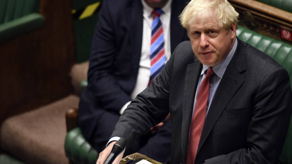 HANDOUT - Boris Johnson (r), Premierminister von Großbritannien, gibt im britischen Unterhaus vor den Abgeordneten eine Erklärung ab. Foto: Jessica Taylor/UK Parliament/AP/dpa - ACHTUNG: Nur zur redaktionellen Verwendung und nur mit vollständiger Nennung des vorstehenden Credits