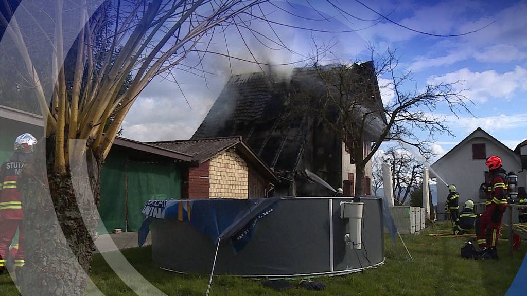Flammen zerstören Dachstock eines Bauernhauses