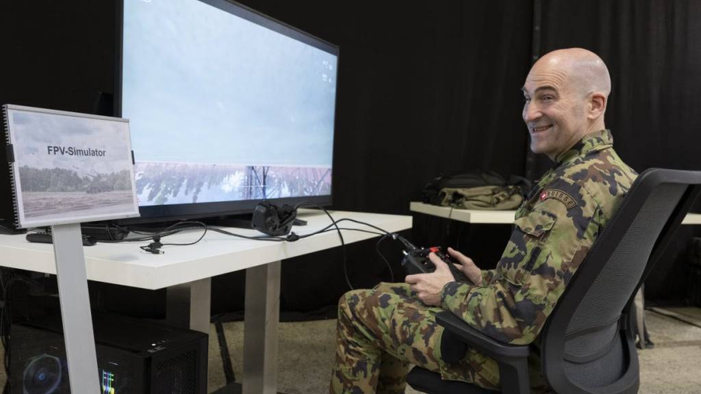 Armeechef Thomas Süssli zeigt bei der Präsentation des Rüstungsprogramms für 2025 einen Drohnensimulator vor. (Archivbild)