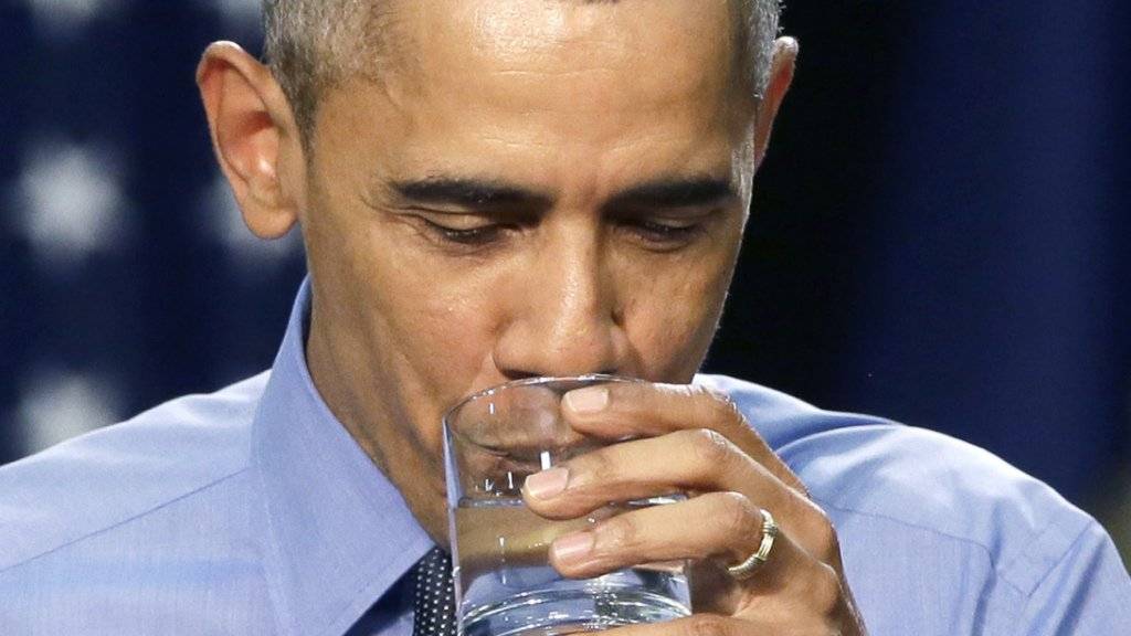 Symbolischer Schluck: US-Präsident Barack Obama trinkt Leitungswasser in der von einem Trinkwasserskandal gebeutelten Stadt Flint.