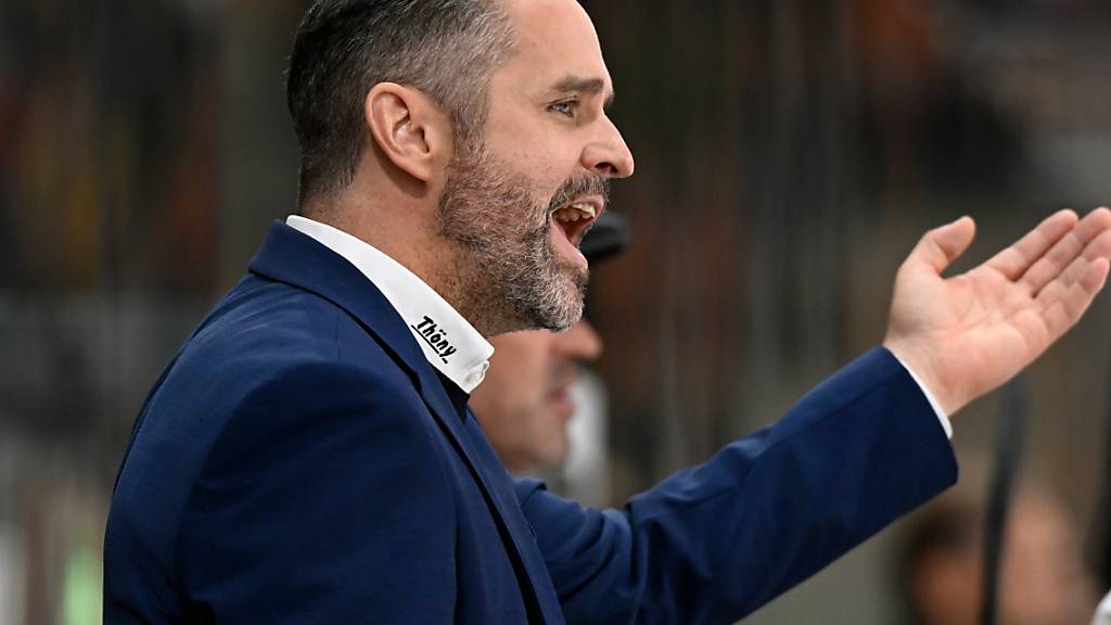 Gibt erstmals als Cheftrainer den Takt an: Die ehemalige Reizfigur Josh Holden ist mit dem HC Davos auf Kurs